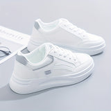 Tyylikkäät valkoiset sneakersit kevyellä mukavuudella