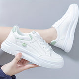 Tyylikkäät valkoiset sneakersit kevyellä mukavuudella