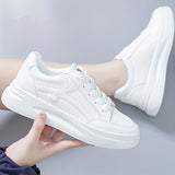 Tyylikkäät valkoiset sneakersit kevyellä mukavuudella
