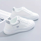 Tyylikkäät valkoiset sneakersit kevyellä mukavuudella