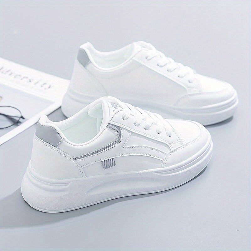 Tyylikkäät valkoiset sneakersit kevyellä mukavuudella