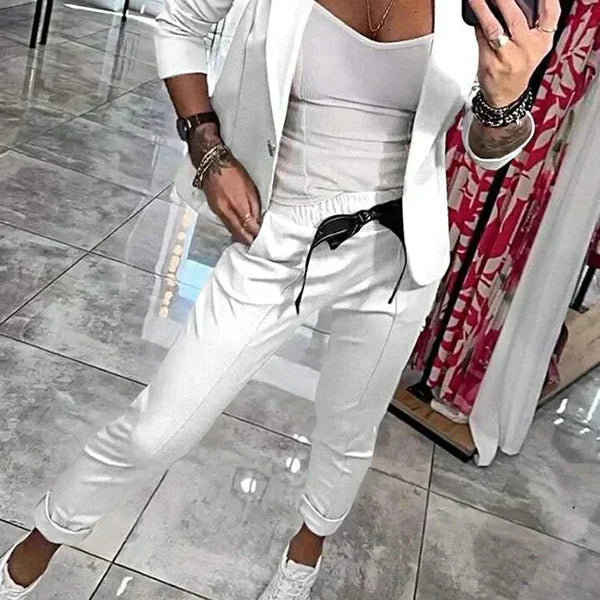 Adriana - Tyylikäs Asu